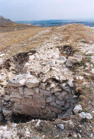 Fragmento de muralla excavado en la cumbre de la meseta de Peña Amaya.