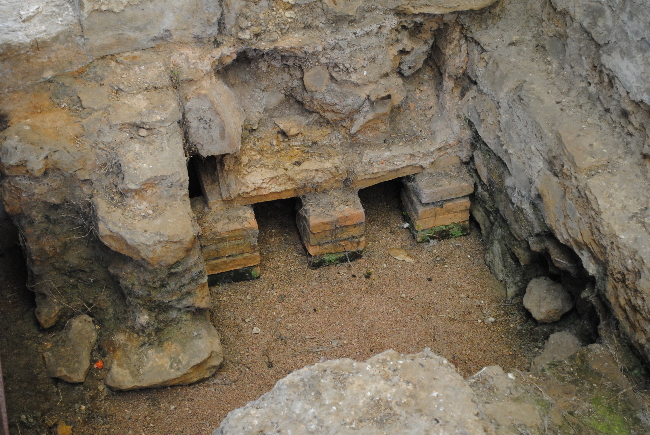 Cimientos de la ermita de San Juan, donde se observa claramente el sistema calefactable de las termas