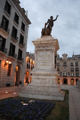 Acceso a la plaza Porticada (Santander) donde aún se contemplaban las vallas de obra en la parte derecha.
