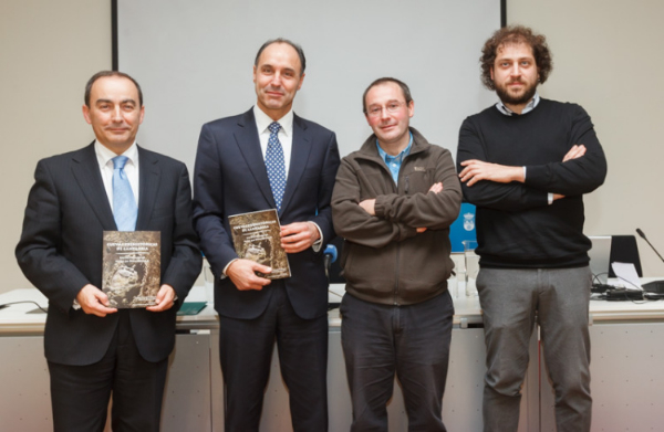 El presidente y el consejero, junto a los autores del libro Marcos Garc&iacute;a D&iacute;az y Daniel Garrido. Foto: Ra&uacute;l Lucio